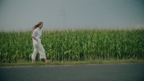 Nachdenklicher-Spaziergang-Die-Straße-Entlang