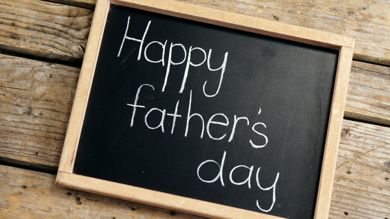 Messaggio di buona festa del papà scritto su ardesia