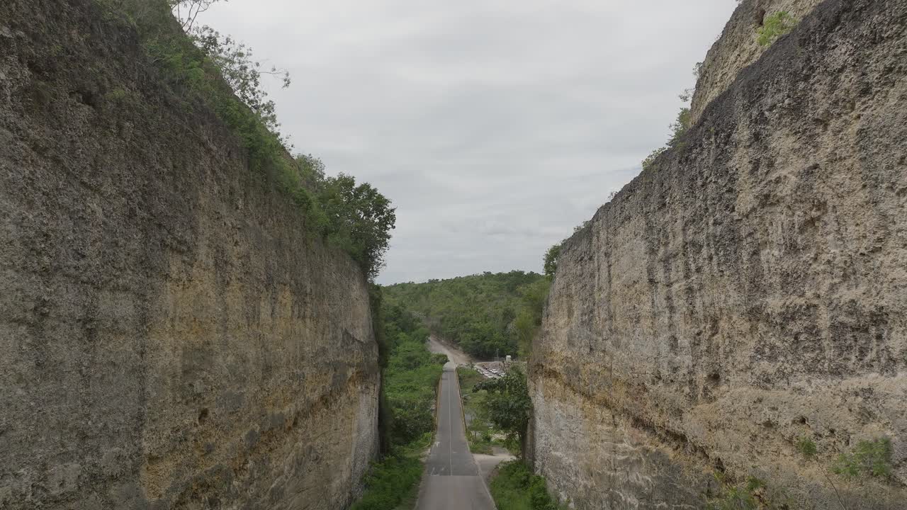 vieja carretera que conecta la romana con higuey con puente que cruza el río rio chavon, república dominicana