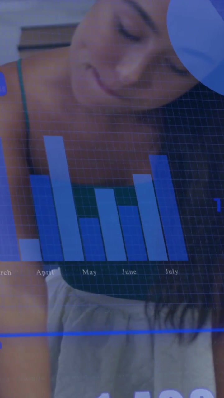 Video verticale: Donna adulta in maglietta verde che si china, visualizzando grafici AR che appaiono a casa e analizzando i dati.