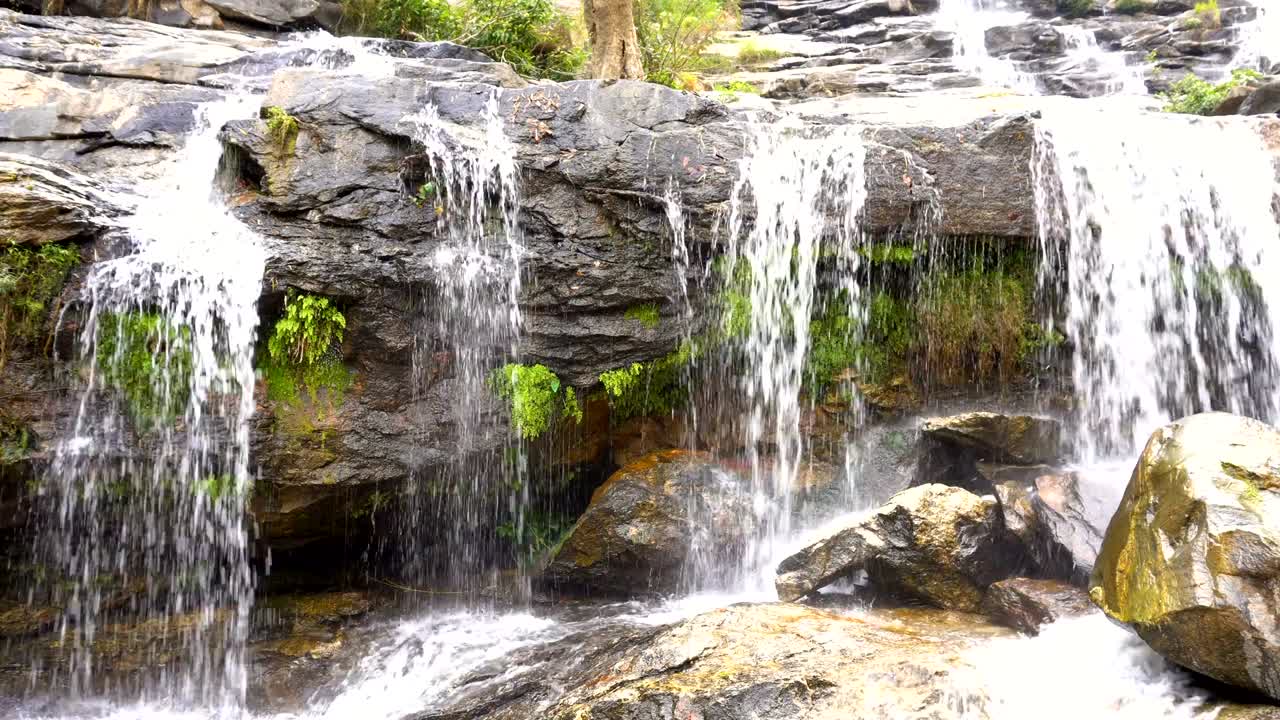 fragmento de la cascada de mae ya en el parque nacional doi inthanon, región de chiang mai, tailandia, capaz de hacer un bucle