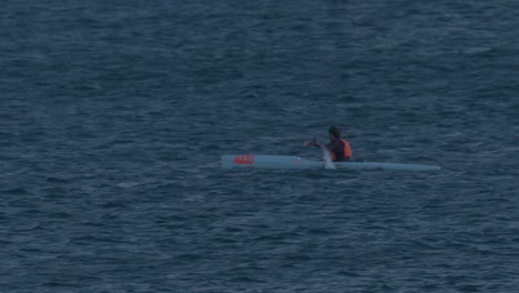 Hombres-Practicando-Piragüismo-En-El-Océano,-En-Cascais-Al-Atardecer