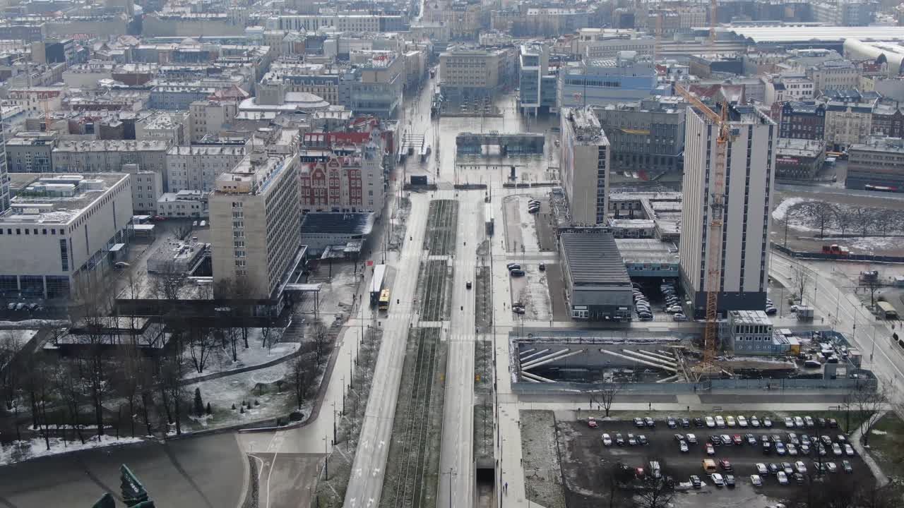 улицы пустого города после дождя с воздуха 4k