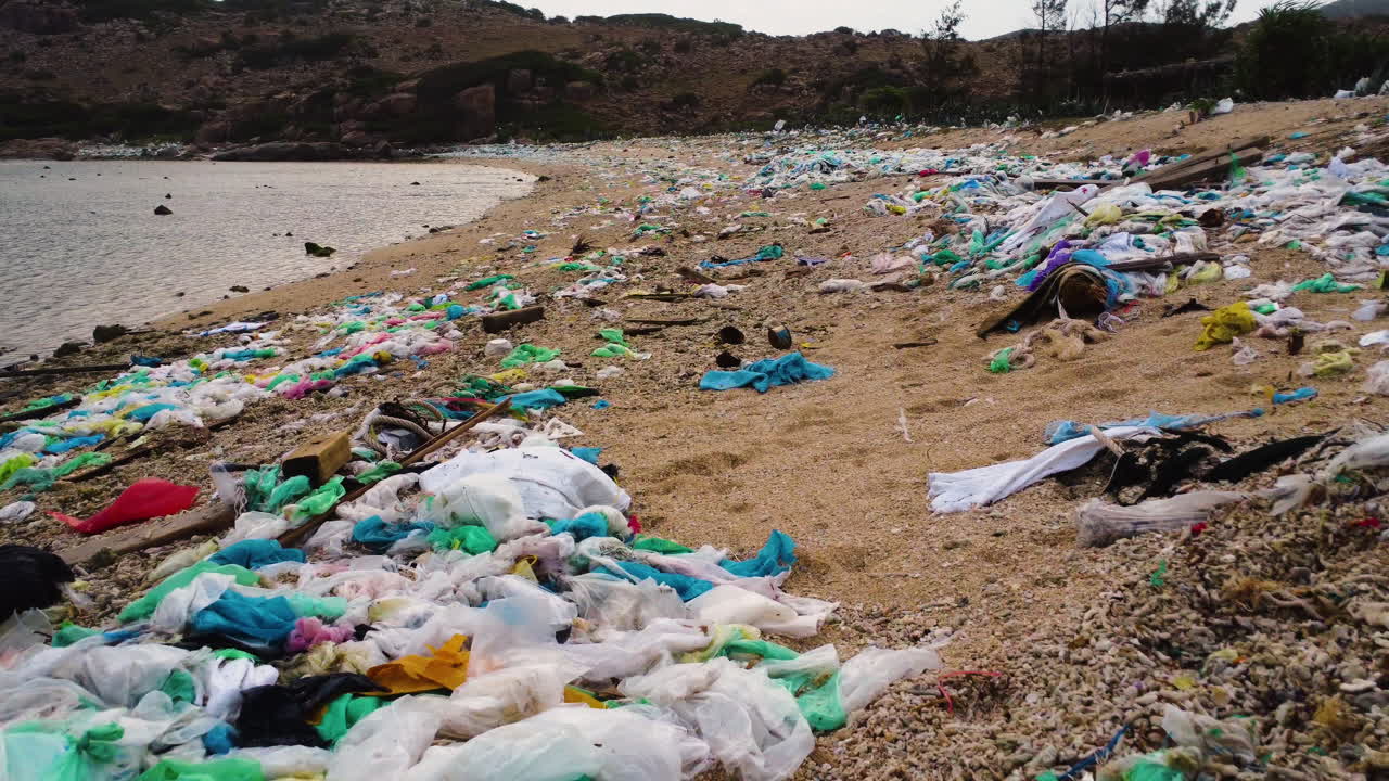 triste escena de una playa súper contaminada en la costa colgada de binh