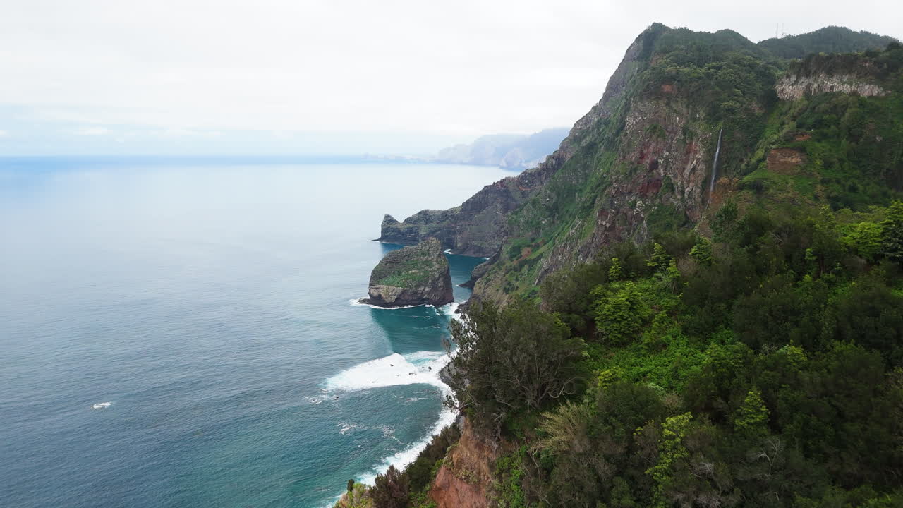 fotografía del paisaje de madeira, vista desde un avión no tripulado de la orilla del mar, cascada de alta montaña, isla de madeira, portugal