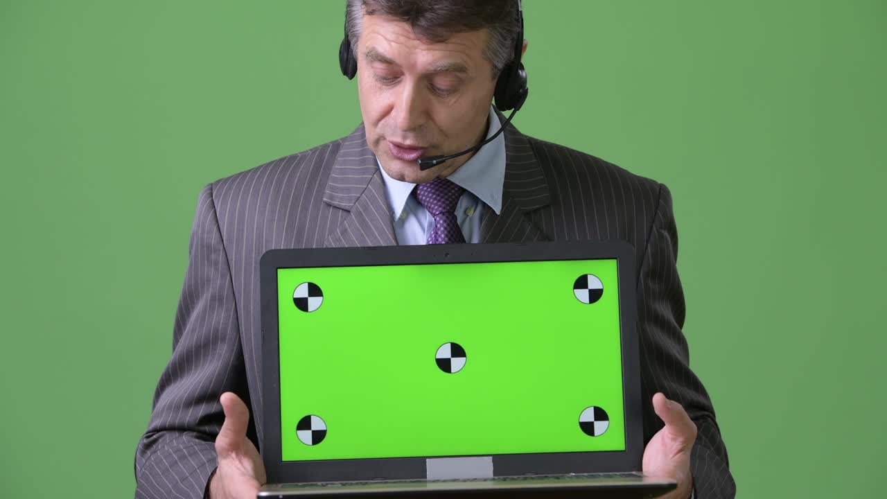 녹색 배경에 성숙한 잘생긴 사업가