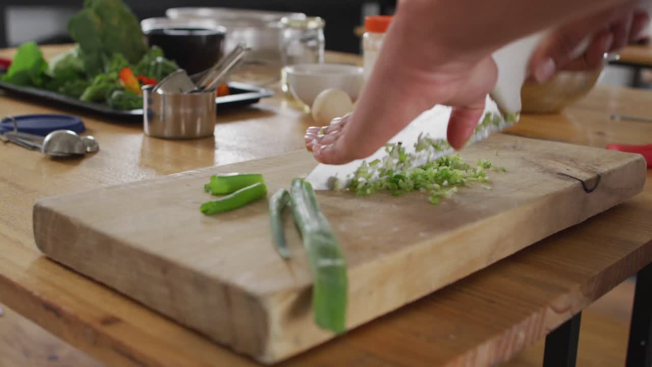 grupo diverso de chefs preparando platos y sonriendo