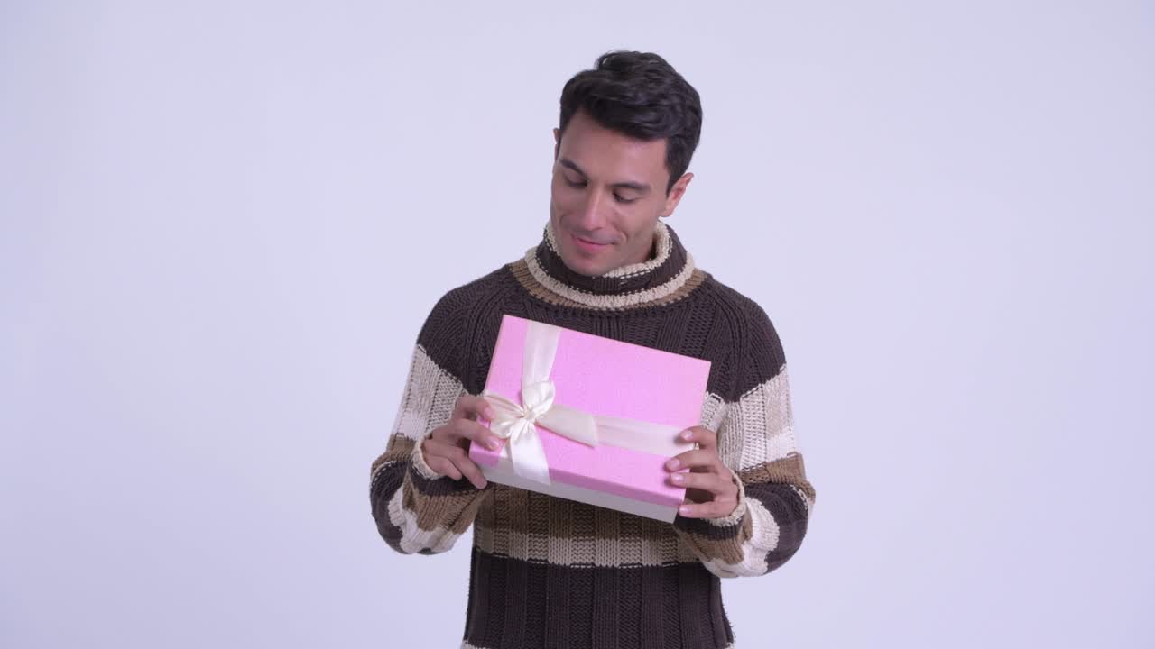 젊은 잘생긴 히스패닉 남자가 겨울을 준비하고 있습니다.