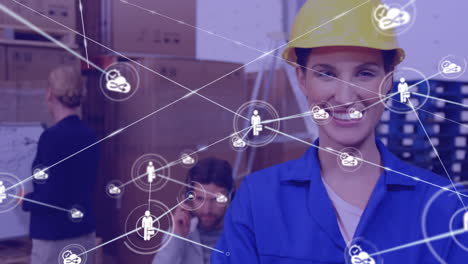 animación de una red de iconos digitales sobre una trabajadora caucásica sonriendo en un almacén.