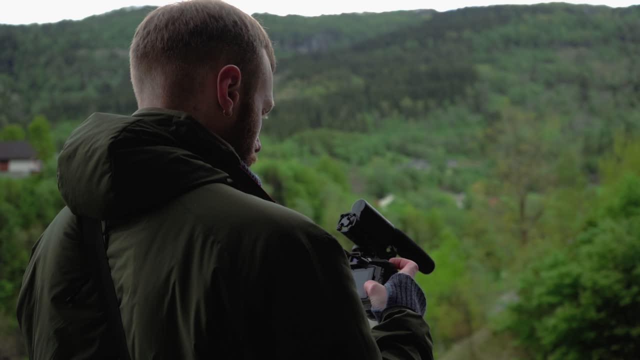 자연의 아름다운 폭포 사진을 찍는 사람의 슬로우 모션 샷, 클로즈업