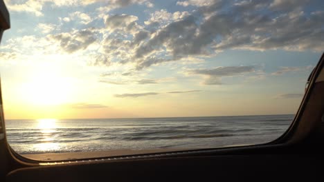 Toma-Deslizante-De-La-Puesta-De-Sol-Y-La-Vista-Al-Mar-Desde-El-Maletero-De-Un-Automóvil