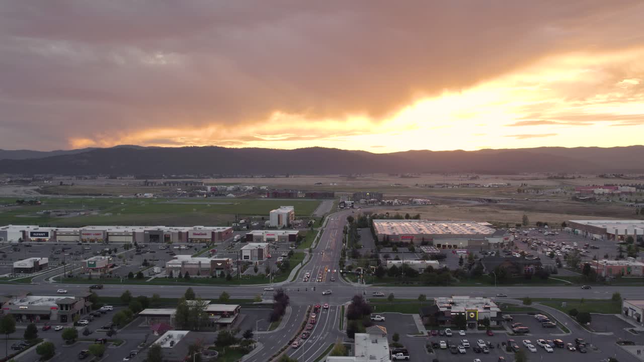 Vista aerea di un incrocio stradale e della città di Kalispell al tramonto nel Montana, USA.