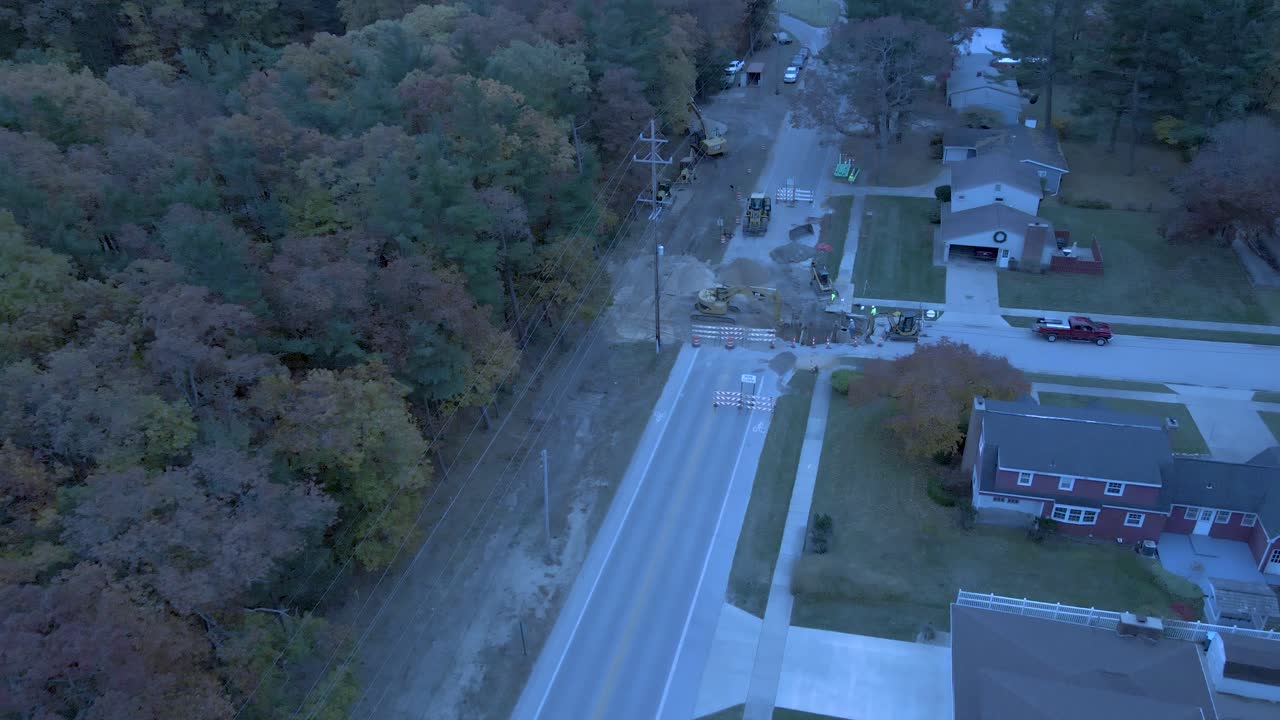 건설 현장 근처 머스키곤의 이른 추운 아침