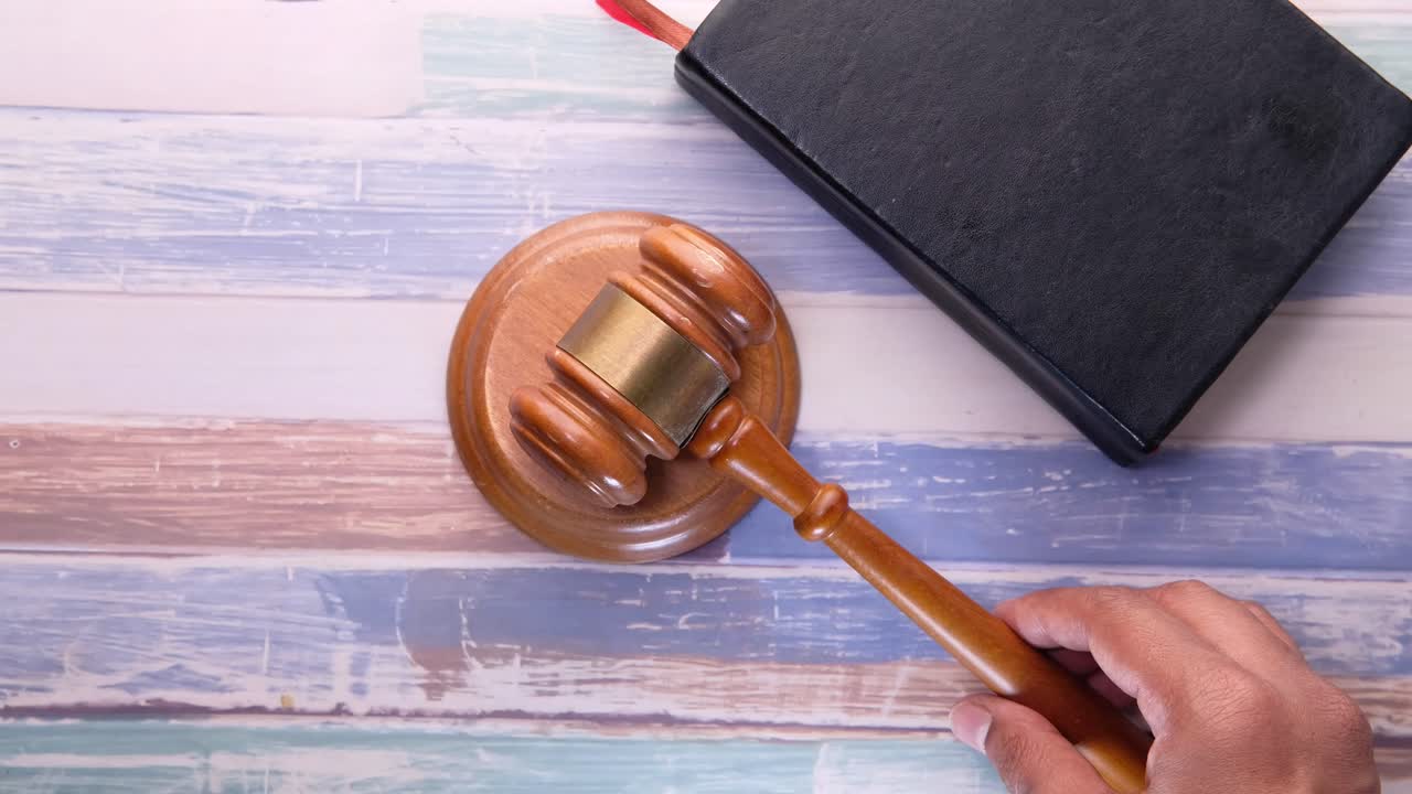 el martillo y el libro del juez