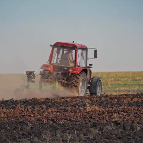 tractor trabajando en el campo