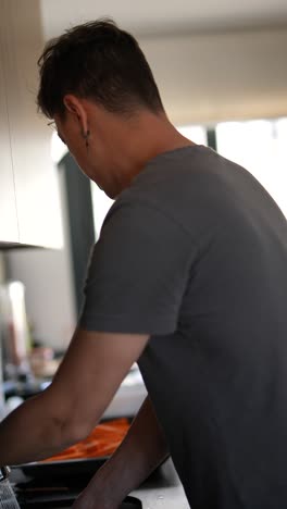 hombre preparando zanahorias en la cocina
