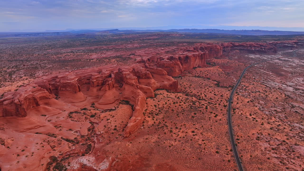 Autostrada moderna lungo la catena montuosa rossa. Vista sui canyon dell'Arches National Park nello Utah, USA. Prospettiva aerea