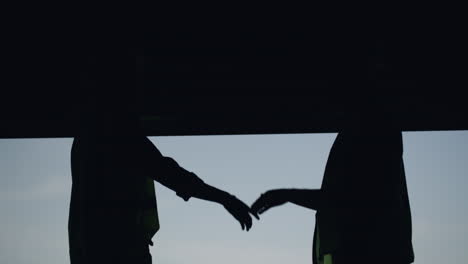 two unrecognizable people shaking hands