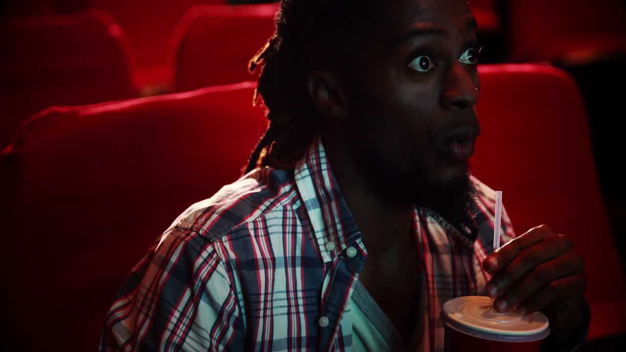 giovane assorto che guarda un film