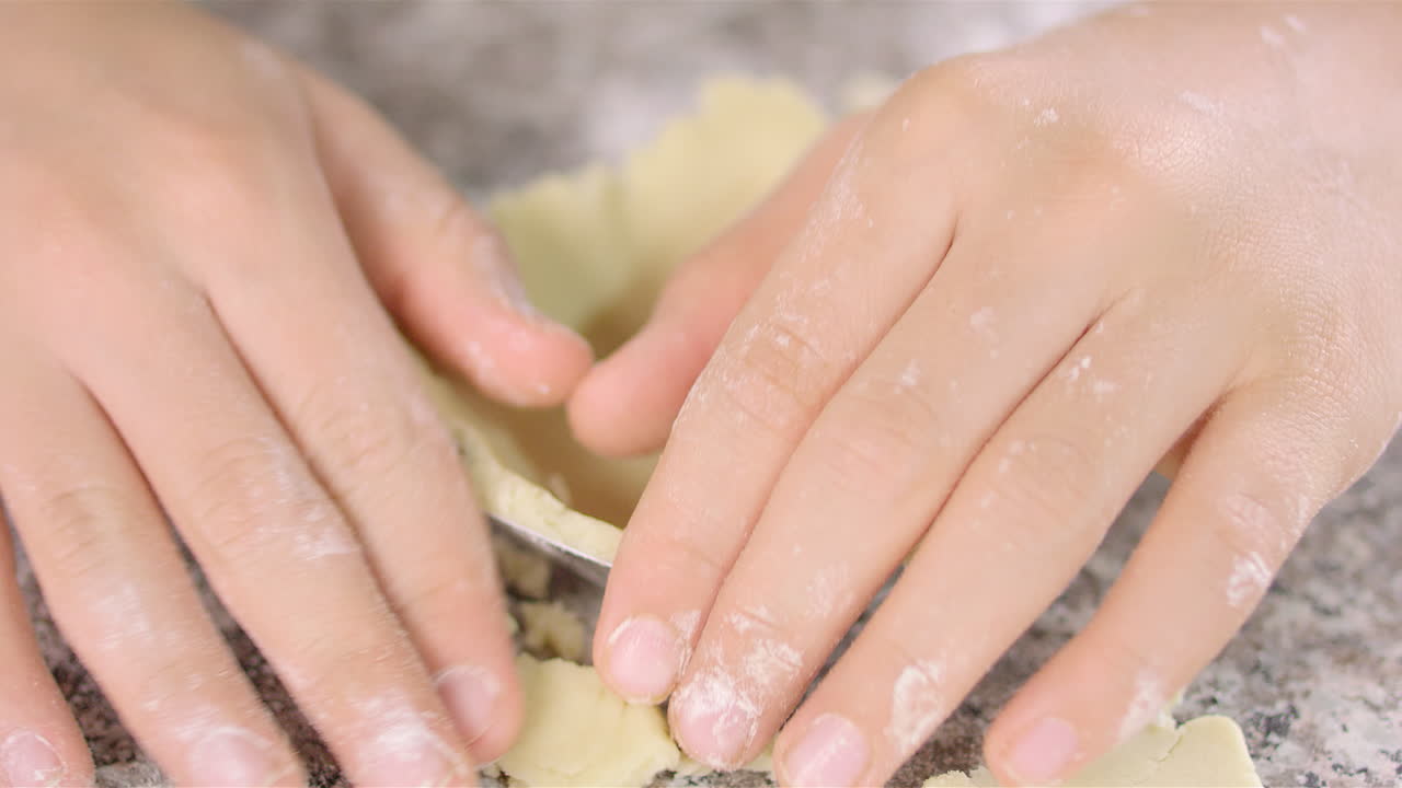 niño chef cocinando, cortando y horneando, minichef-2