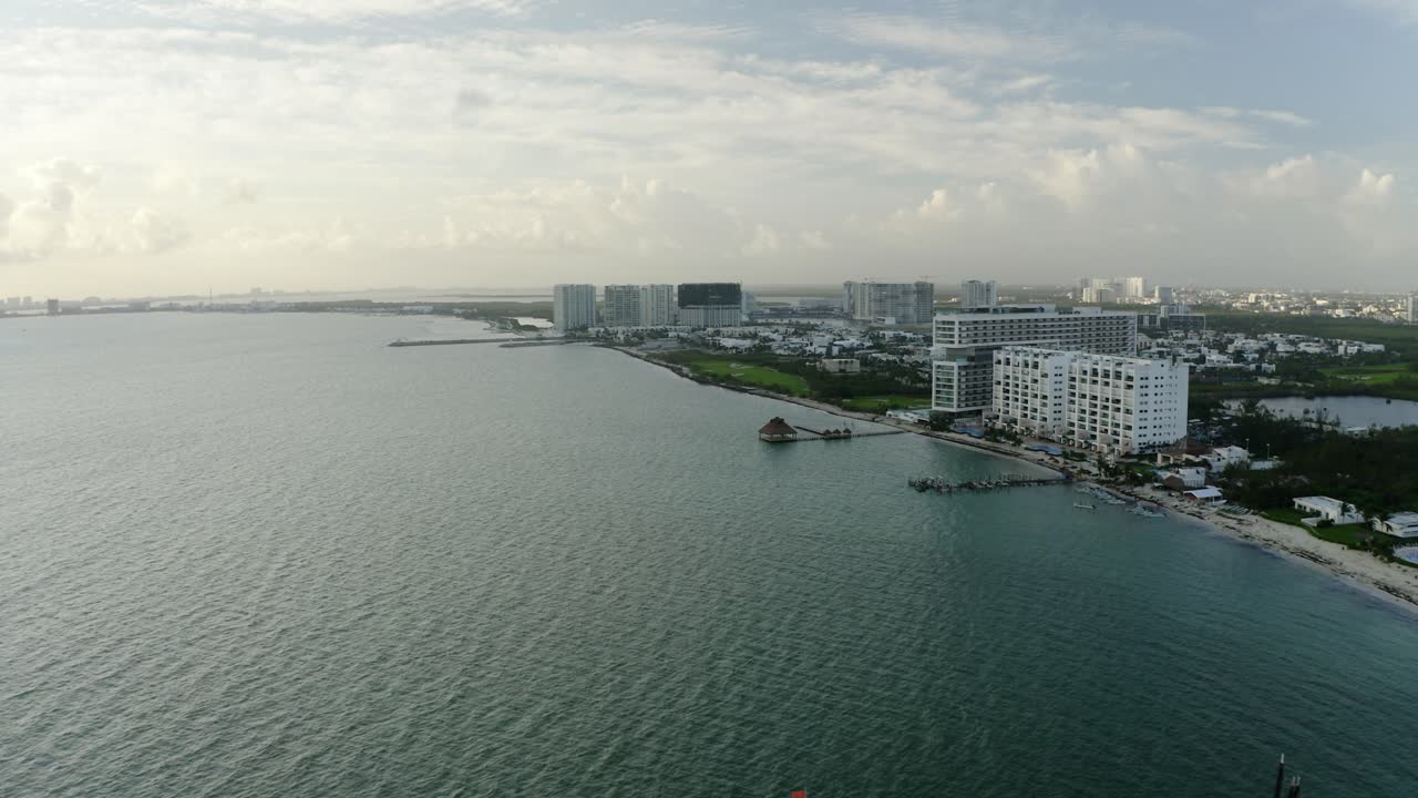 vista aérea de la hermosa playa y la costa