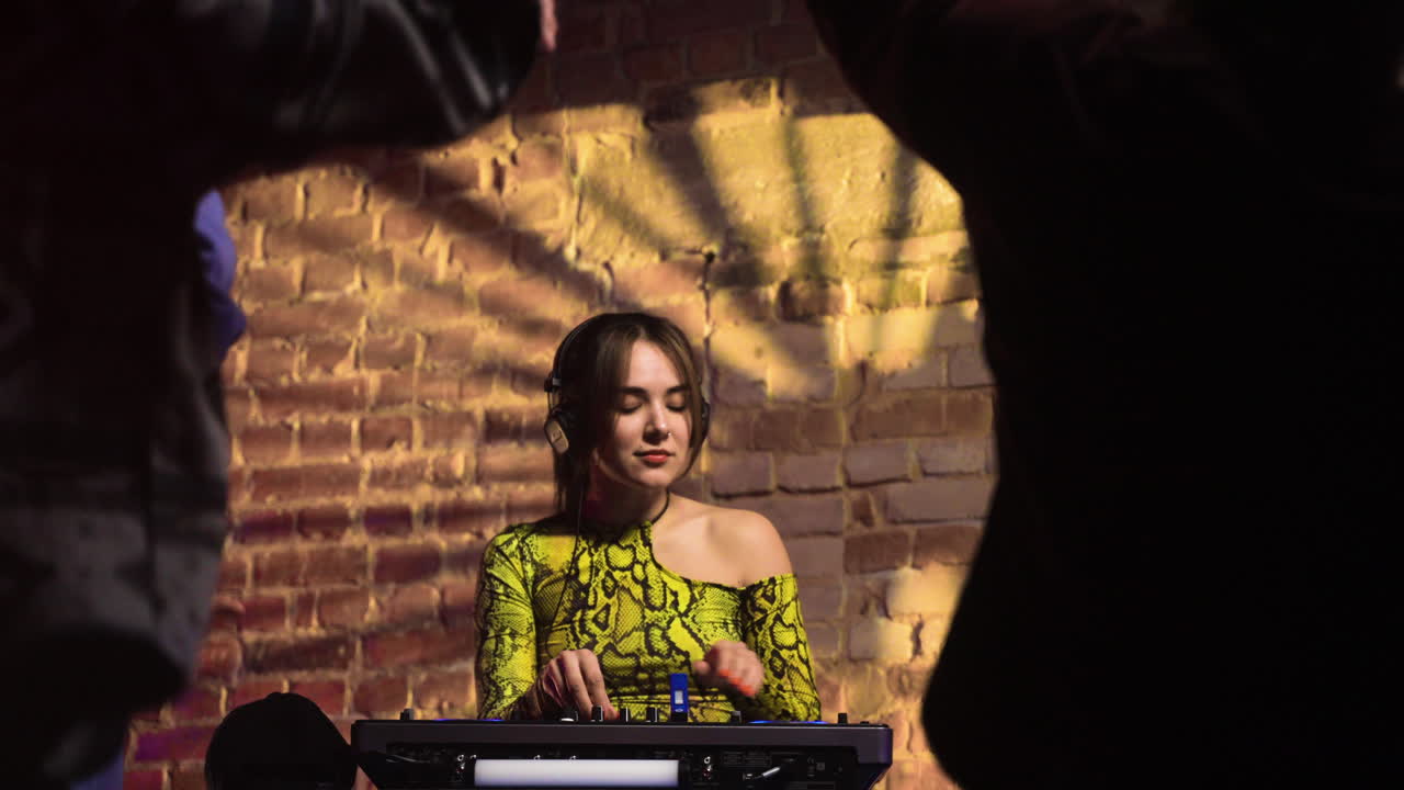 dj trabajando en el club nocturno