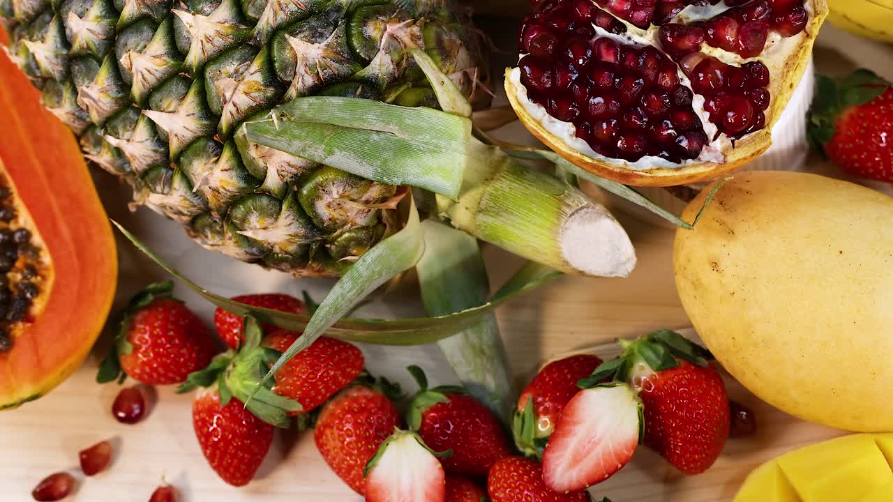 다양한 과일 들 이 활기찬 배열 으로 전시 되어 있다