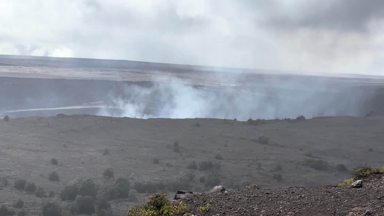 el vapor que sale del cráter volcánico más grande de hawai en la isla grande