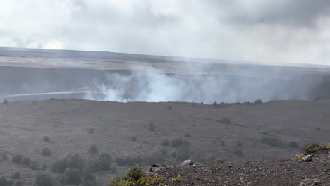 Vapor-Saliendo-Del-Cráter-Volcánico-Más-Grande-De-Hawaii-En-La-Isla-Grande