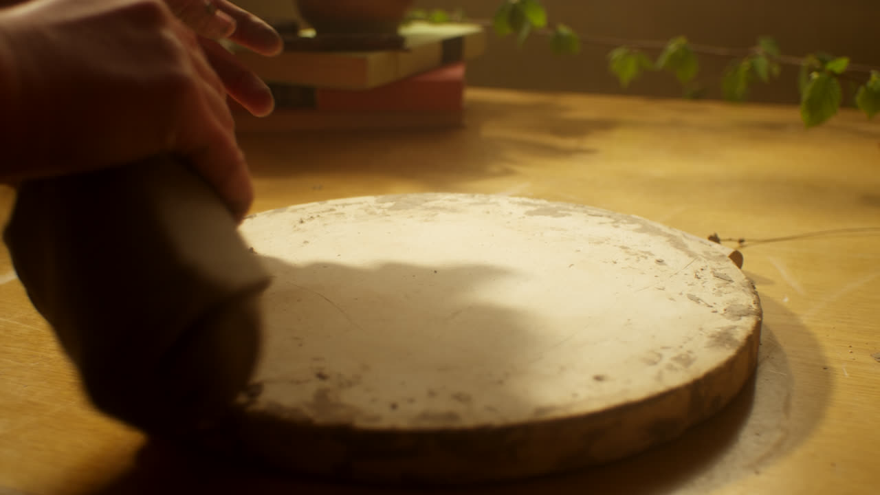 mujer trabajando con arcilla