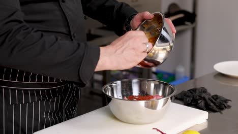 cocinero marinando carne de cerdo