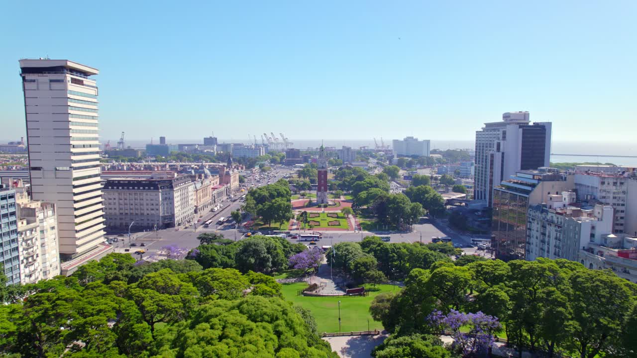 말비나스 전쟁에서 전사한 기념비 근처 레티로 인근의 기념비적 탑