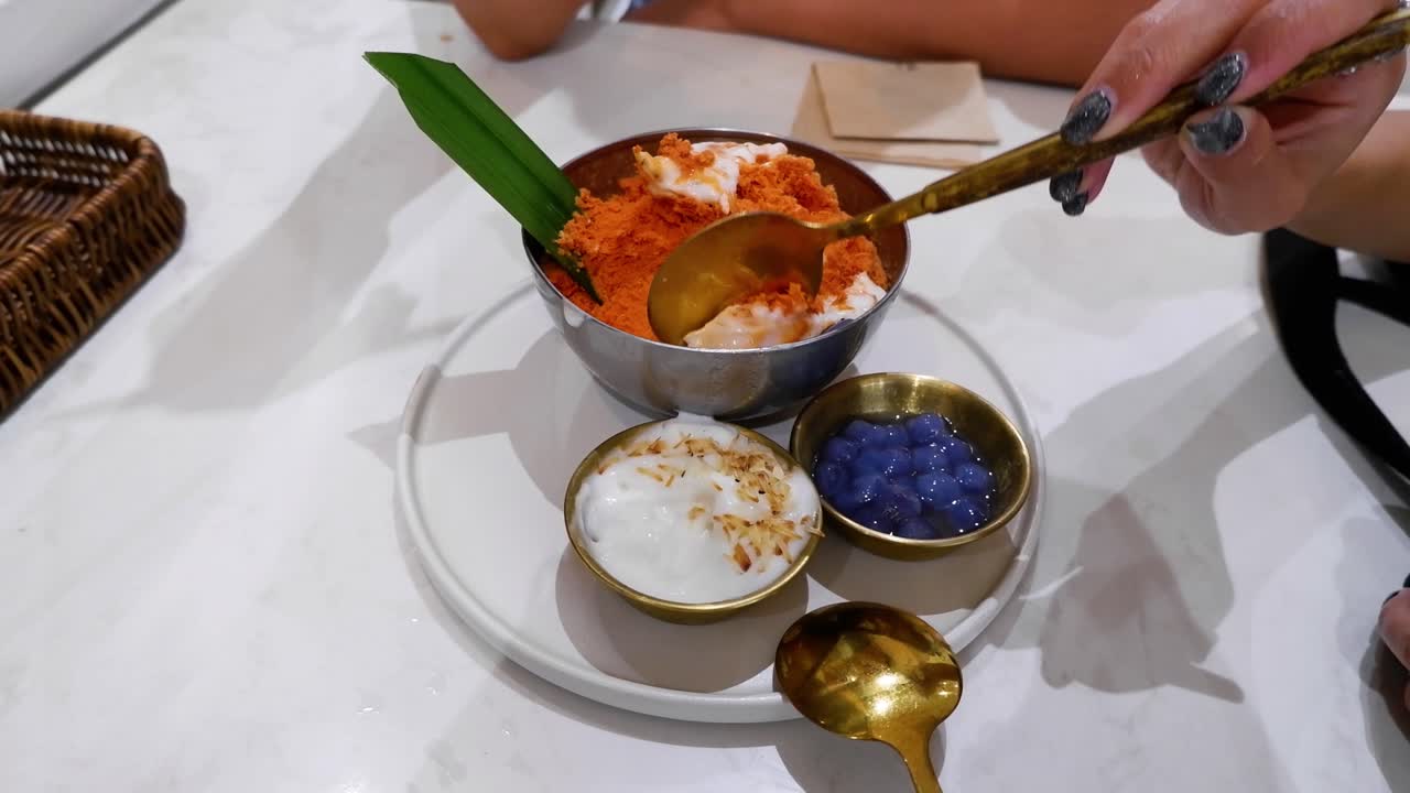 recogiendo y saboreando postres tailandeses