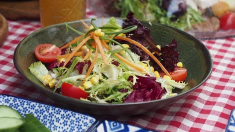 una deliciosa y saludable ensalada de verduras