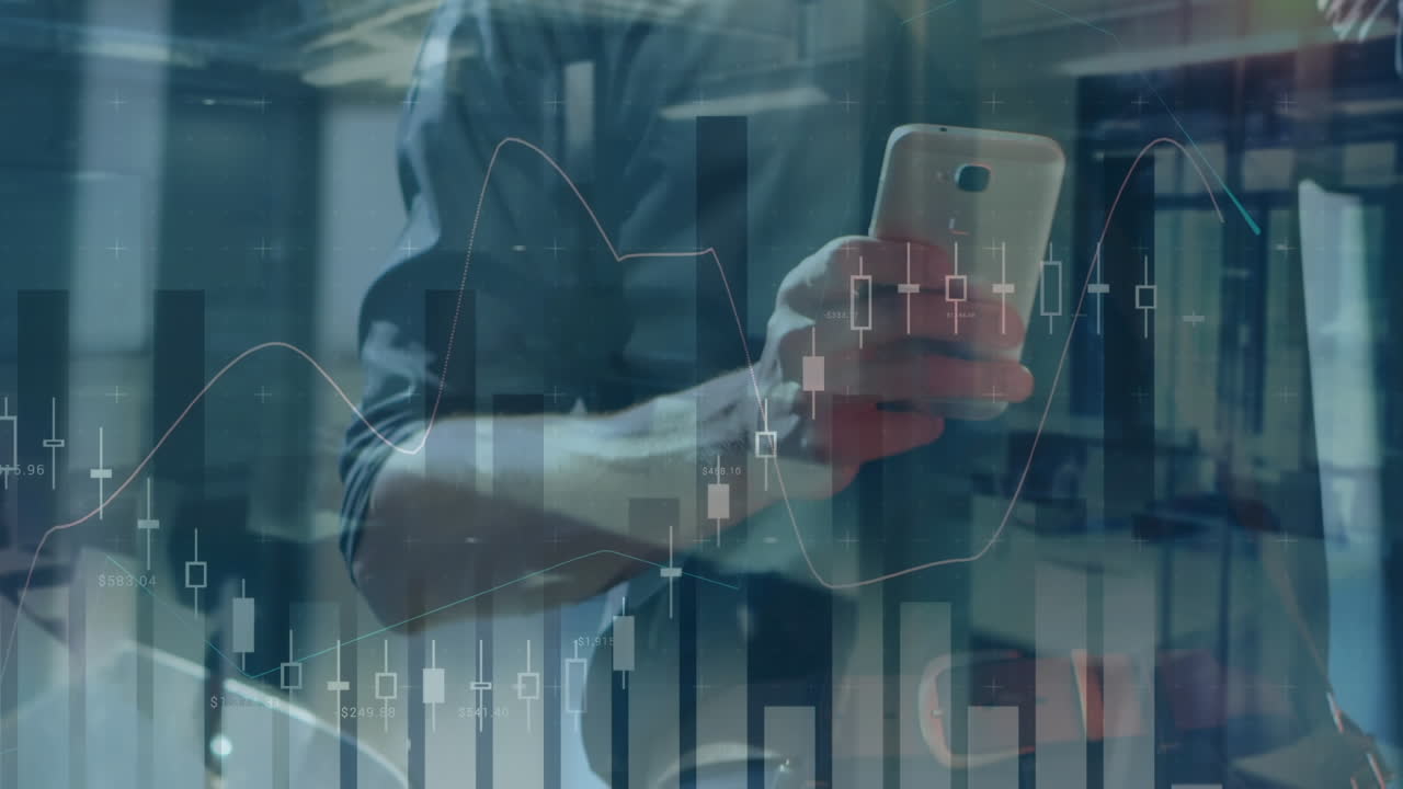 Animazione di elaborazione dati finanziari su uomo d'affari caucasico che usa smartphone