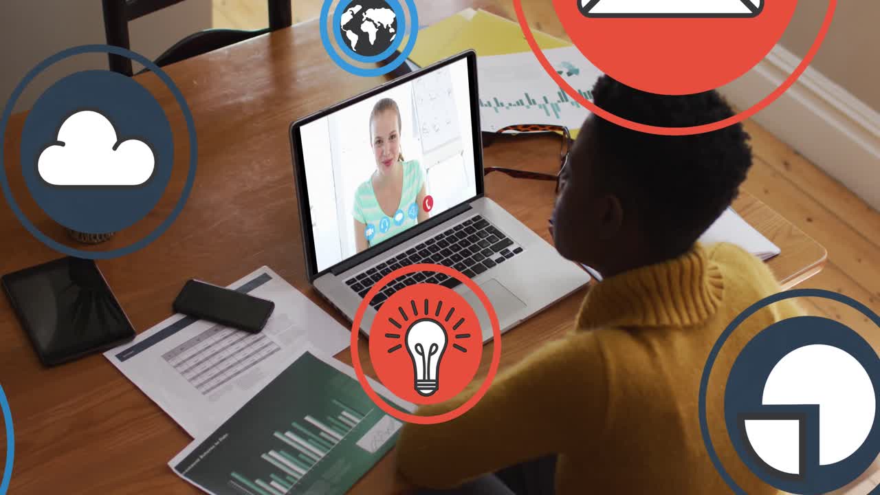 animación de iconos tecnológicos moviéndose sobre una mujer afroamericana haciendo una videollamada en una computadora portátil