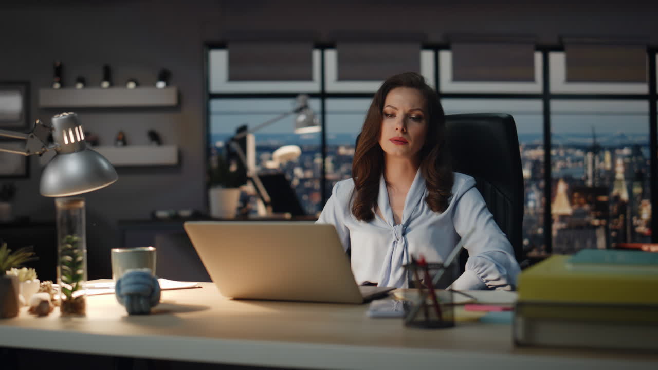 Manager arrabbiato che batte sul tavolo, nervoso, in ufficio di notte. Donna insoddisfatta.
