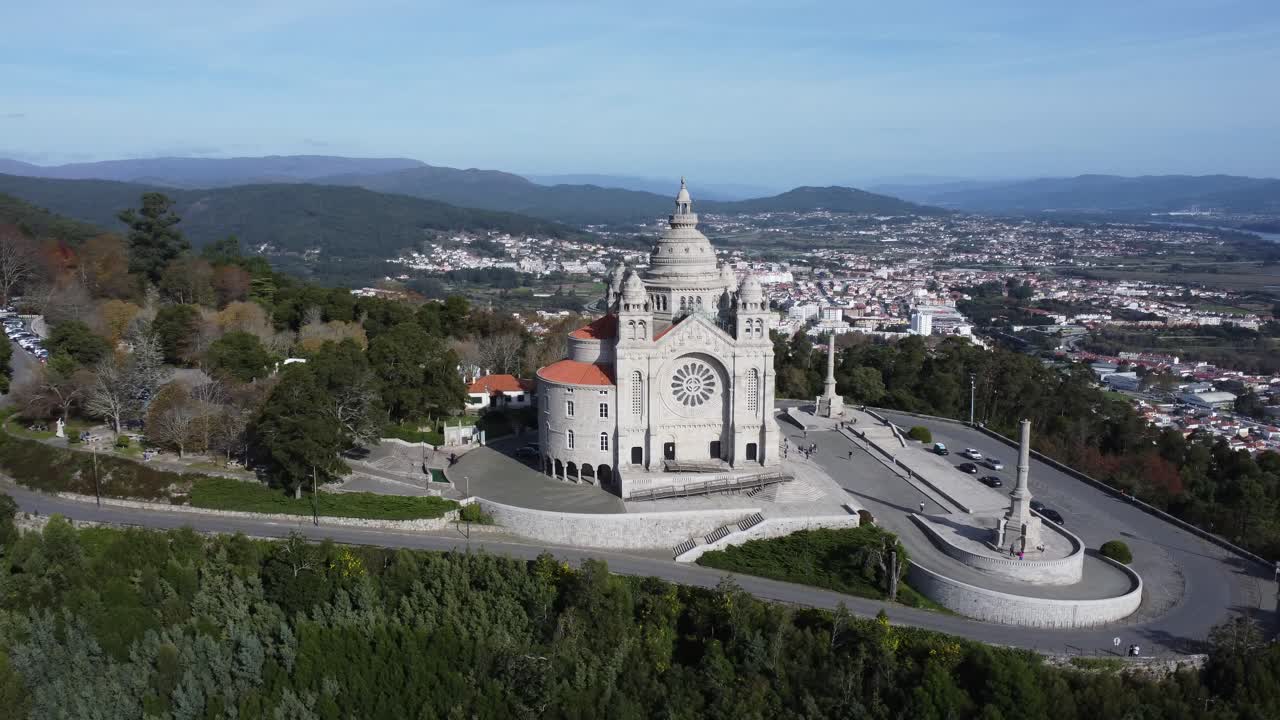 drone panes alrededor del castillo de viana do castelo en portugal en europa, tiempo soleado