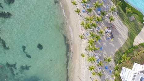 Vista-De-Arriba-Hacia-Abajo-De-Marbella-Juan-Dolio-Con-Alojamiento-De-Lujo-Y-Piscina-Al-Aire-Libre-En-Playa-Hemingway,-República-Dominicana