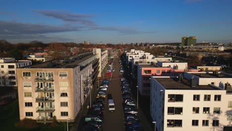 Descendiendo-En-Amsterdam-Noord-Ijplein-Bloques-De-Apartamentos-Residenciales-Grúa-Abajo