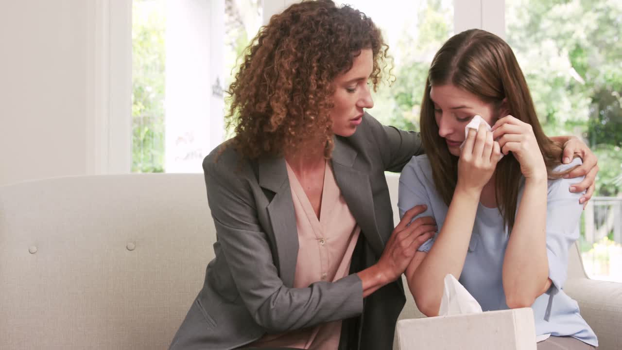mujer tratando de consolar a sus amigos