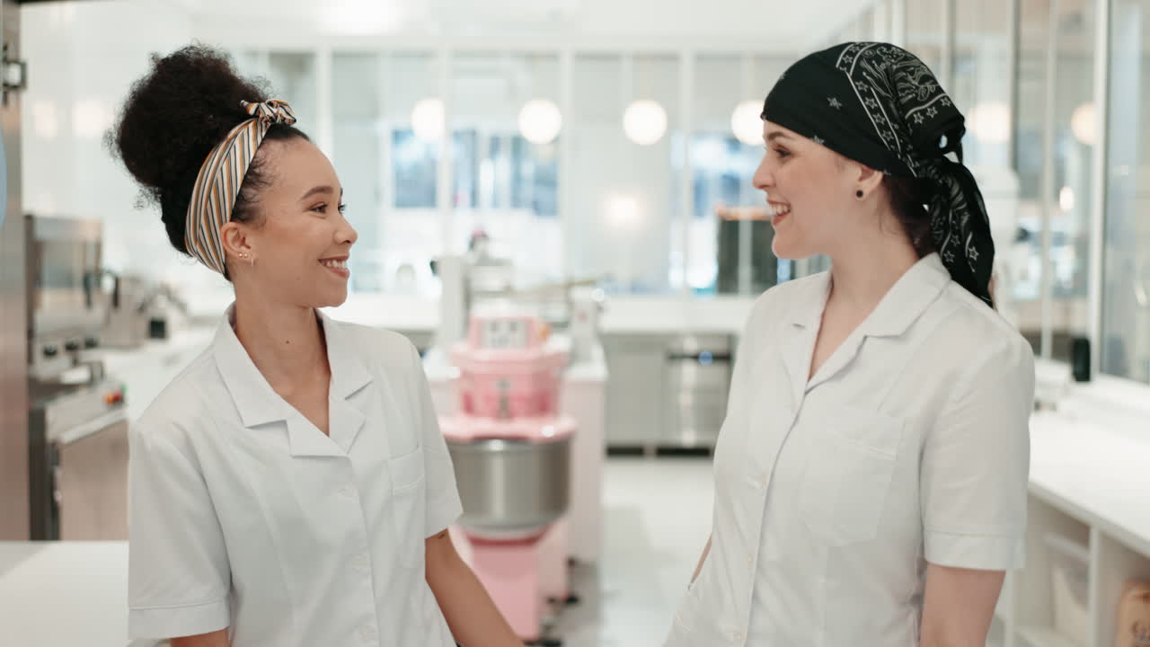 feliz, chef y equipo de mujeres en la cocina