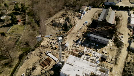 Turmdrehkran-Während-Der-Baustelle-Eines-Einstöckigen-Gebäudes-Unter-Sonnigem-Tag-In-Lubawa,-Polen