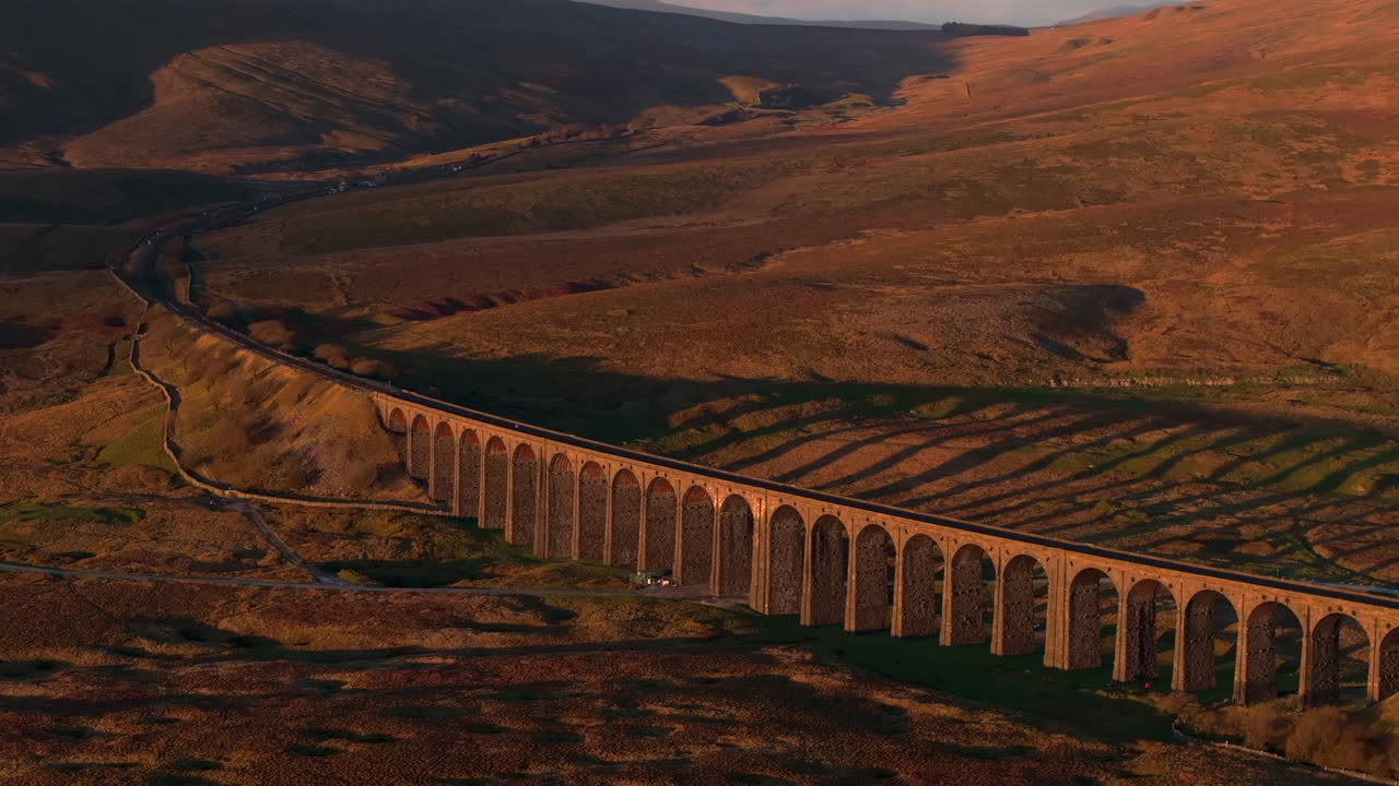 요크셔 데일즈 (yorkshire dales) 에서 해가 지는 황금 시간에 리블헤드 다이아 (ribblehead viaduct) 의 공중 드론 촬영
