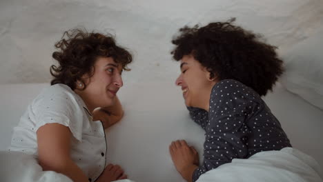 una pareja encantadora acostada en la cama.