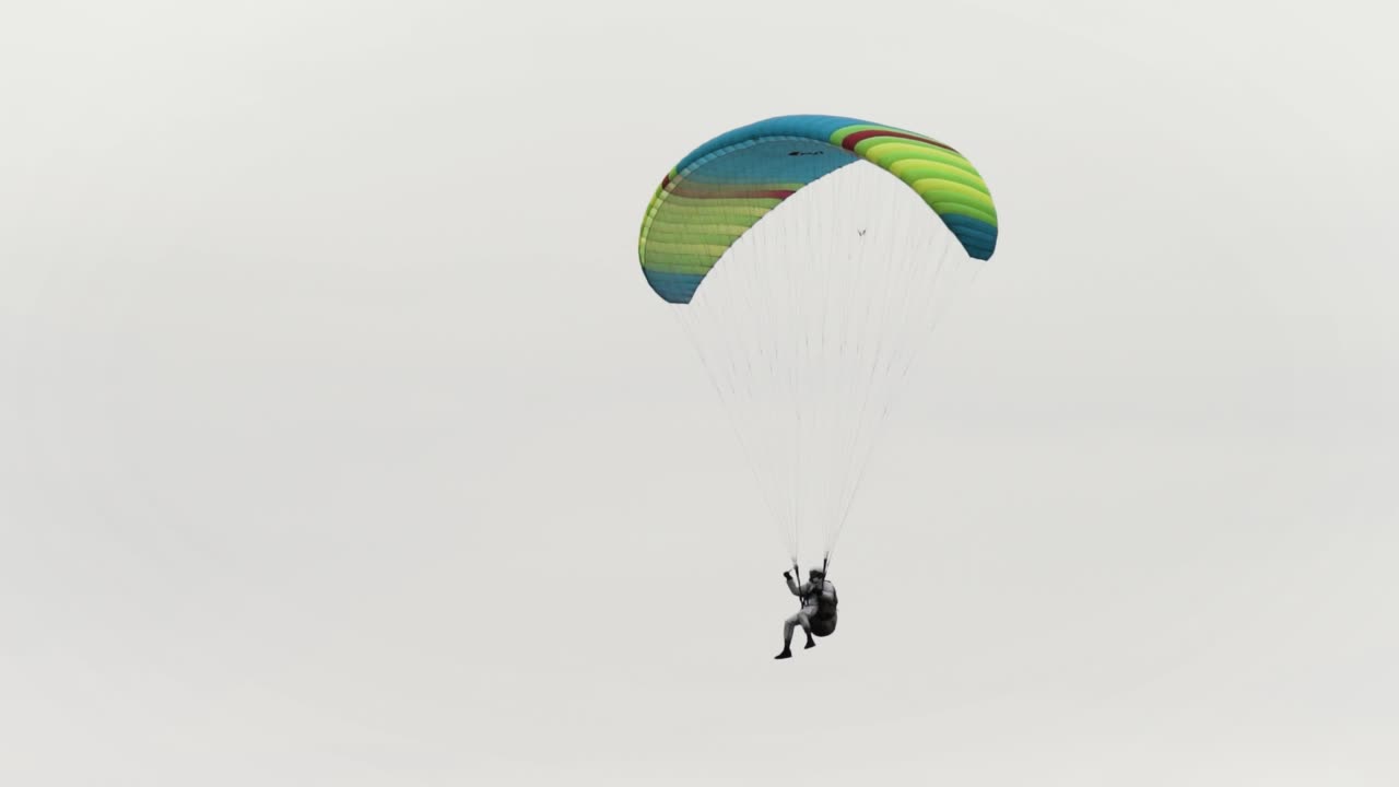 Orang Paralayang di Langit