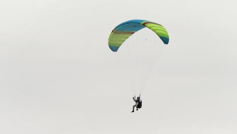 persona en parapente en el cielo