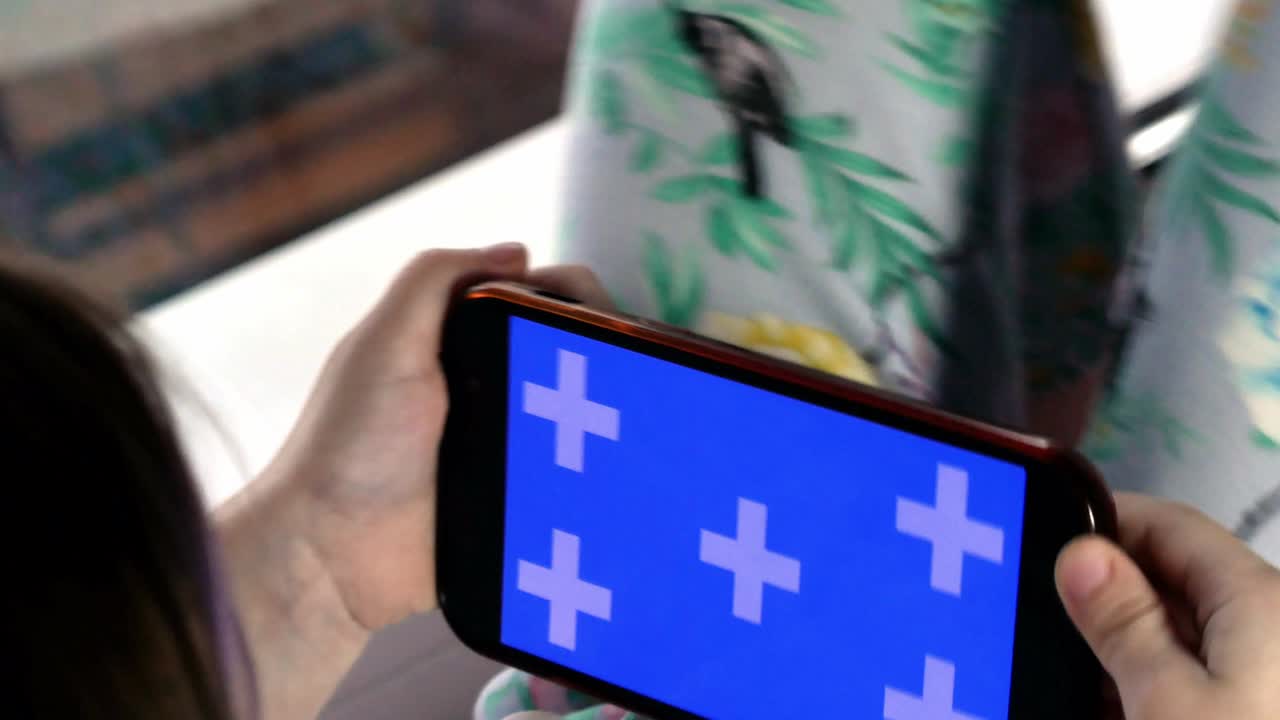 아이의 손에 스마트폰이 있으면 디스플레이는 파란색 표시로 백라이트됩니다.