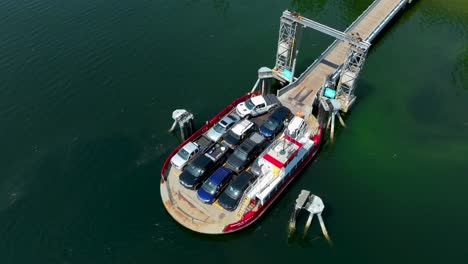 Drohnenaufnahme-Einer-Kleinen-Fähre,-Die-Auf-Herron-Island-Beladen-Wird