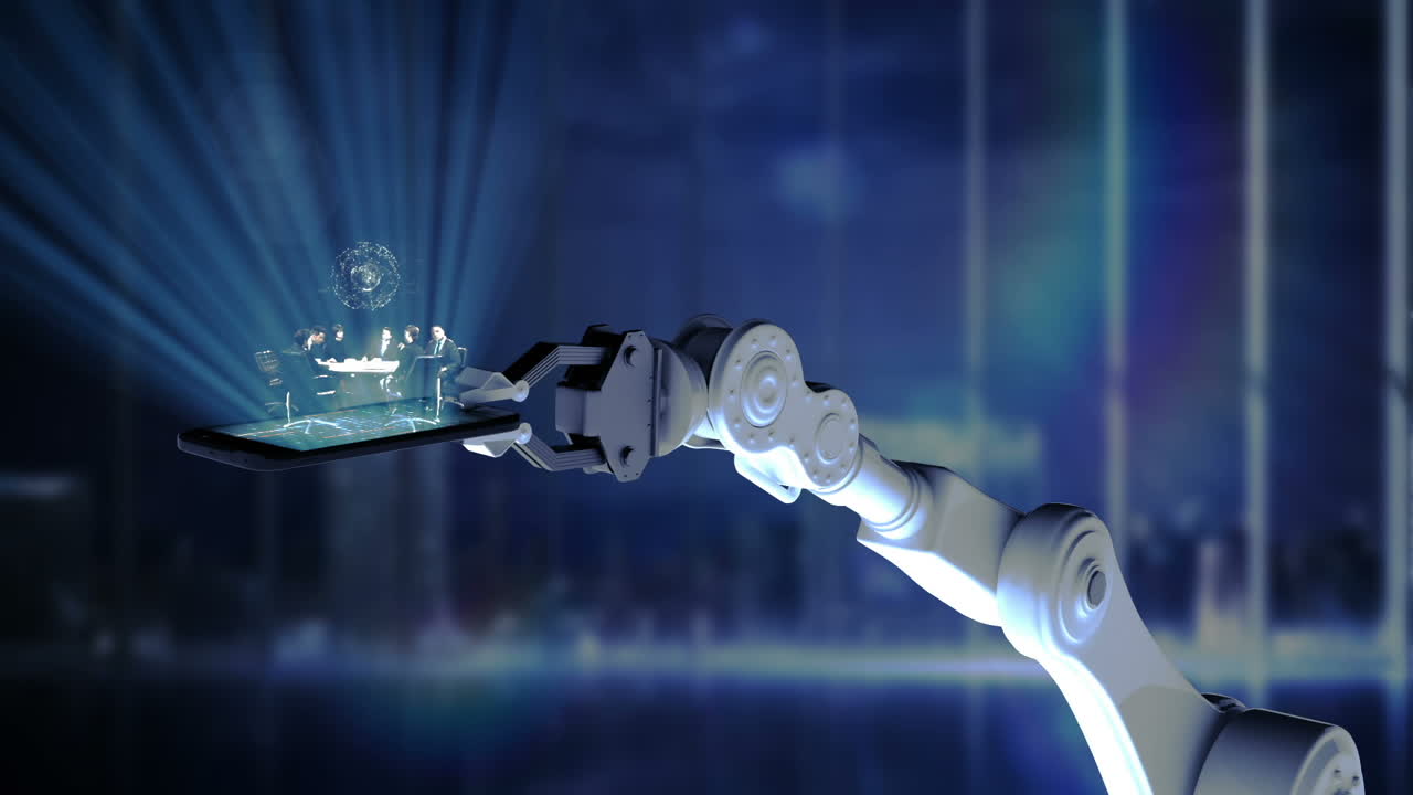 mano robótica presentando un teléfono móvil iluminado con personas de negocios